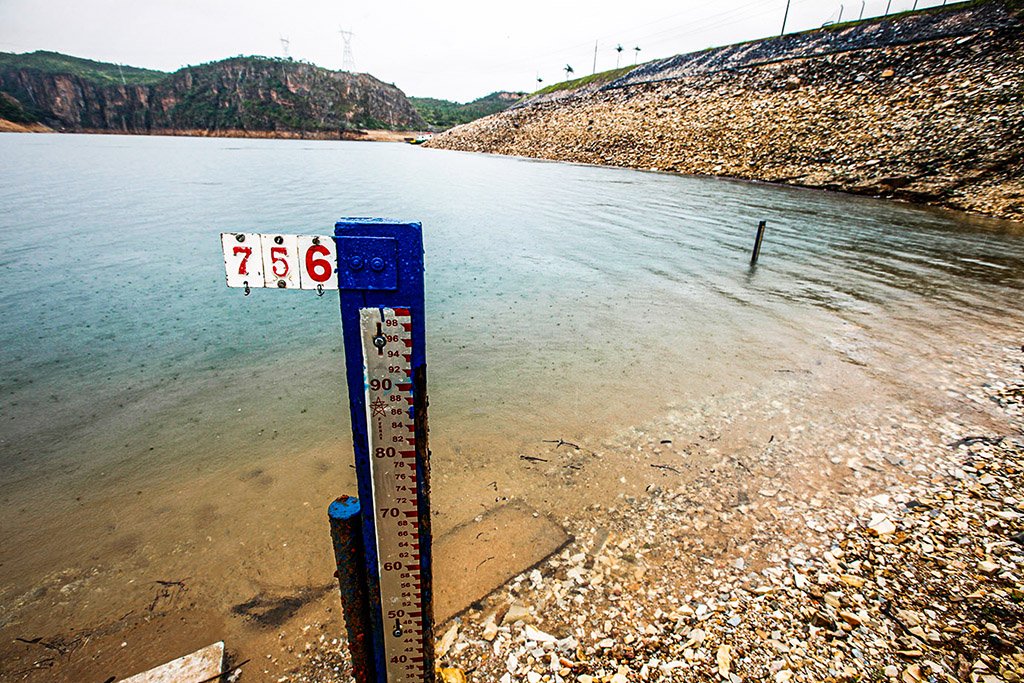 Nível do reservatório está baixo na usina de Furnas, em Minas Gerais: governo já determinou a redução da vazão em algumas hidrelétricas (Paulo Whitaker/Reuters)