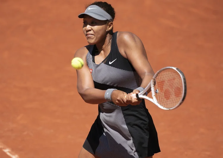 Tenista Naomi Osaka no Roland Garros em partida contra Patricia Maria na França. (Susan Mullane/USA TODAY Sports/Reuters)