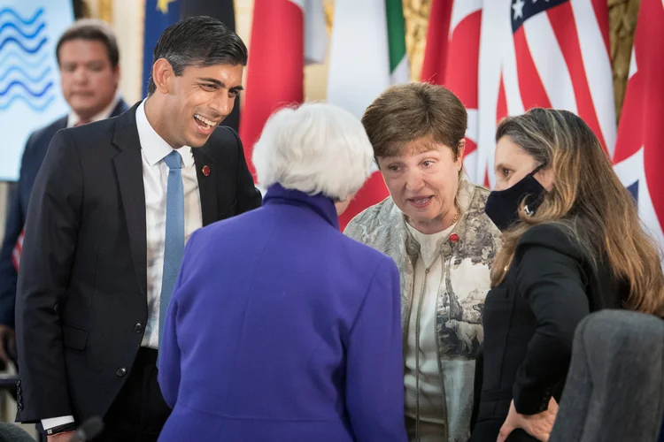 O chanceler britânico, Rishi Sunak, conversa com a secretária do Tesouro dos EUA, Janet Yellen; a diretora-gerente do FMI, Kristalina Georgieva; e a ministra das Finanças do Canadá, Chrystia Freeland, em uma reunião de ministros das Finanças de todos os países do G7 antes da cúpula dos líderes do G7, no Lancaster House, em Londres. 4 de junho de 2021. (Stefan Rousseau/Reuters)