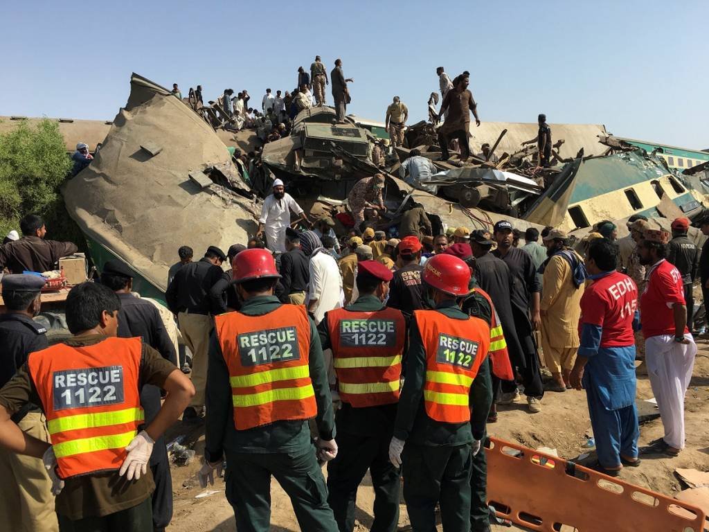 Colisão entre trens no Paquistão deixa 40 mortos e mais de 100 feridos