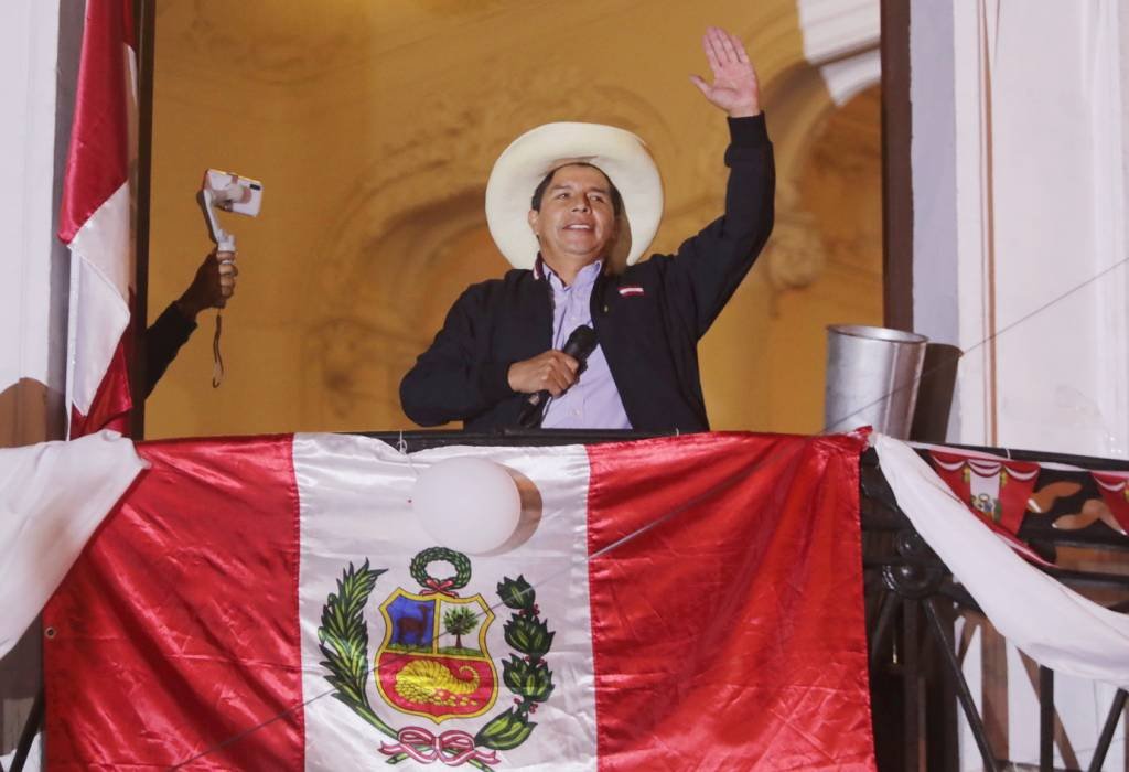 Pedro Castillo acena a apoiadores no Peru: vitória por margem apertada (Sebastian Castaneda/Reuters)
