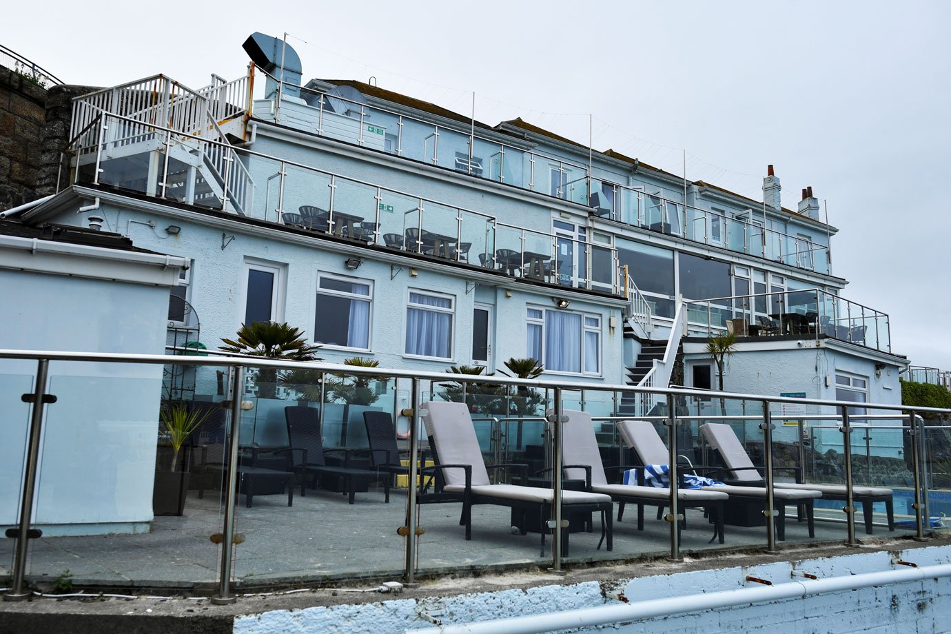Surto de covid-19 fecha hotel que hospeda delegação da cúpula do G7