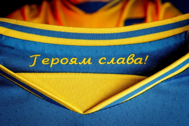 Slogan "Glória aos heróis" na camisa que será usada pela seleção ucraniana na Eurocopa (Cortesia Facebook/Andrii Pavelko/Reuters)