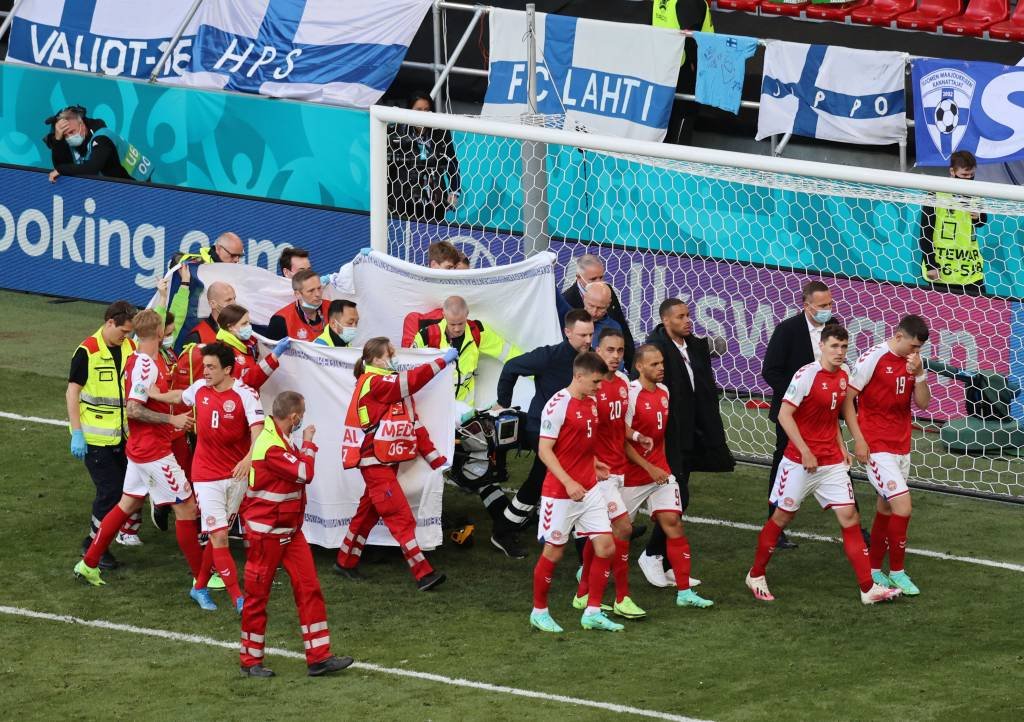 Eurocopa: jogador da Dinamarca desmaia em campo e partida é interrompida