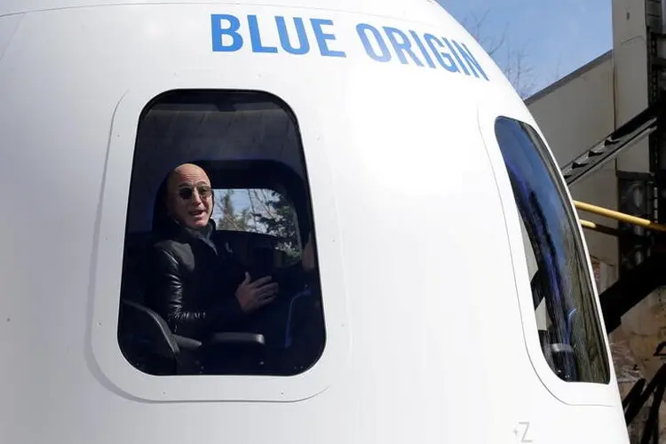 Jeff Bezos em cápsula da Blue Origin: empresa questiona processo de seleção de parceiros da Nasa (Isaiah J. Downing/Reuters)