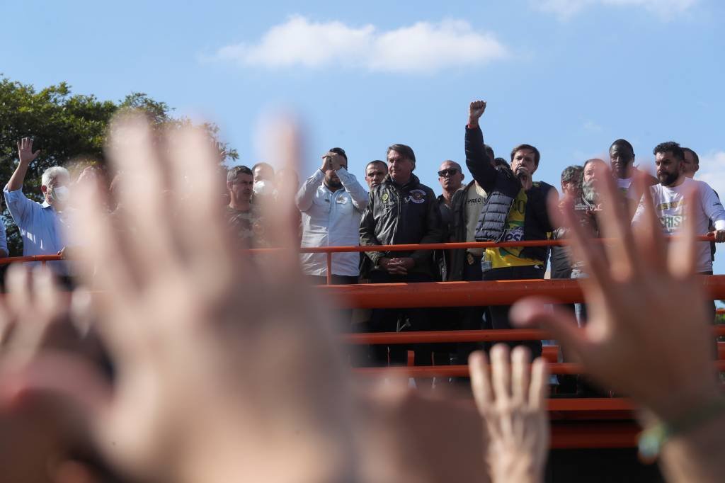 Presidente Jair Bolsonaro observa pessoas que participam de manifestação em São Paulo (Amanda Perobelli/Reuters)