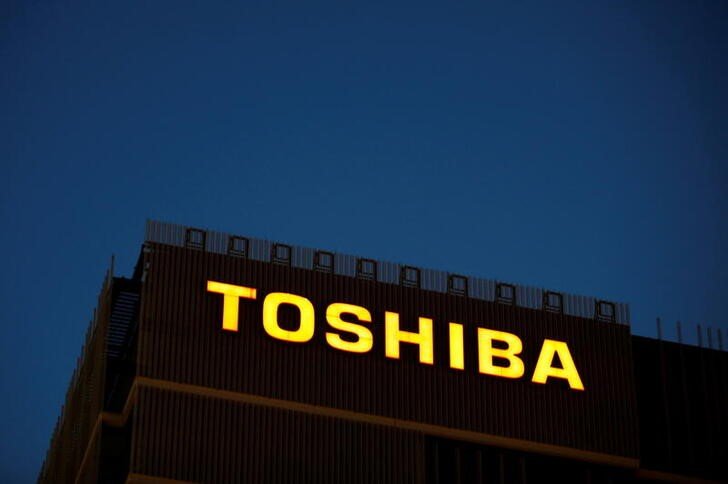 Logotipo da Toshibano topo do edifício sede da companhia, no Japão. (Kim Kyung-Hoon/Reuters)