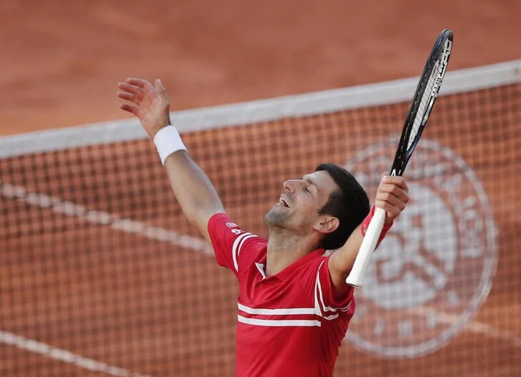 Tenista Novak Djokovic comemora após vencer a final de Roland Garros sobre e grego Stefanos Tsitsipas. (Benoit Tessier/Reuters)