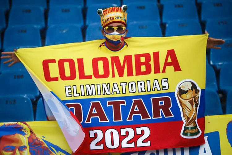 Cartaz de torcedor colombiano com referência às Eliminatórias da Copa do Mundo de 2022.  (Luisa Gonzalez/Reuters)