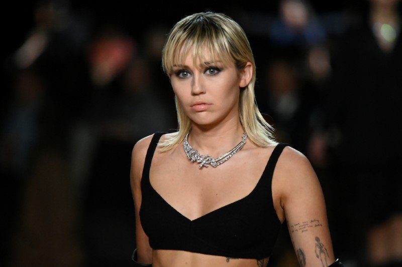 Avião que levava Miley Cyrus é atingido por raio; veja vídeo