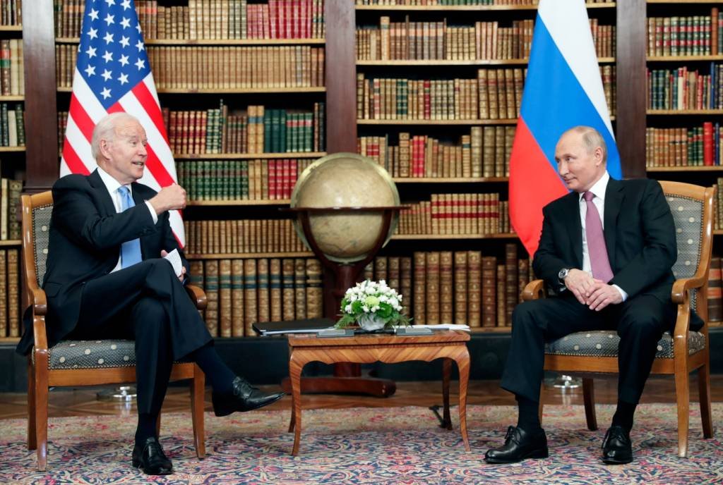 Joe Biden e Vladimir Putin em encontro em Genebra, na Suíça, em 2021: risco de confronto nuclear é ignorado nos mercados (Sputnik/Mikhail Metzel/Pool/Reuters)