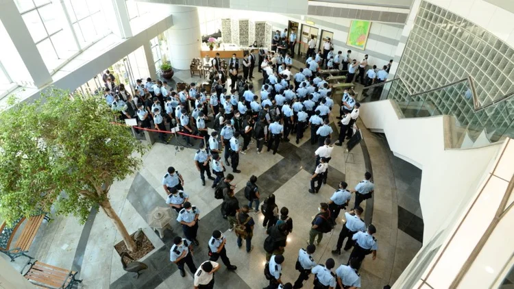 Policiais reunidos na sede do jornal Apple Daily em Hong Kong. (Apple Daily/Divulgação)