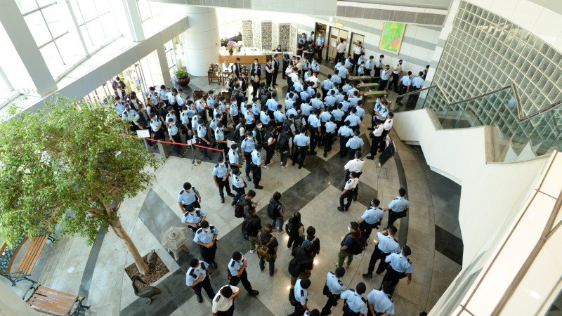 Policiais invadem redação de jornal de Hong Kong pró-democracia