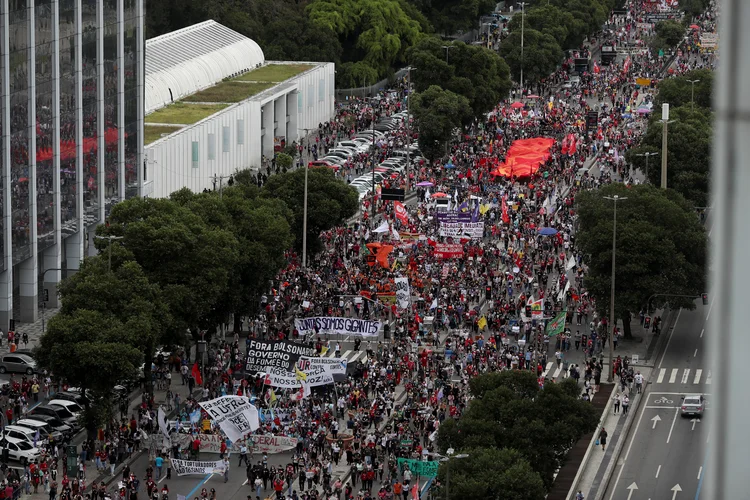 No início da tarde, o País bateu a marca de 500 mil mortes por covid-19, impulsionando ainda mais as manifestações e dominando os discursos (Ricardo Moraes/Reuters)