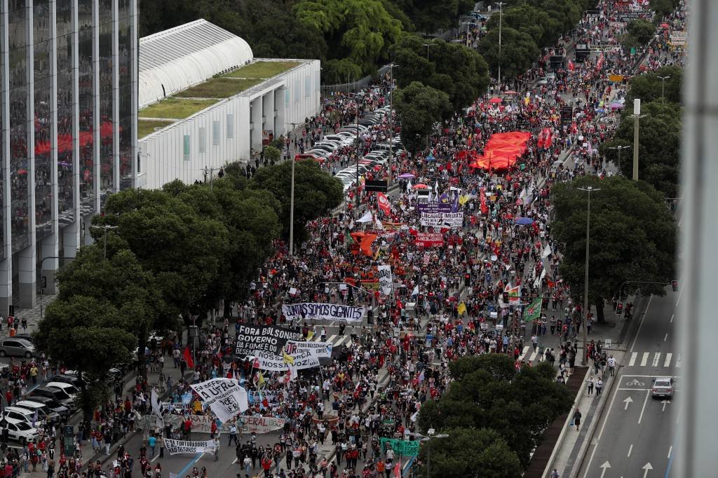 Atos contra Bolsonaro reúnem milhares em 24 Estados