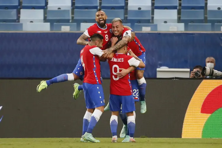 Jogadores da seleção chilena comemoram durante partida contra a Bolívia em Cuiabá pela Copa América. (Mariana Greif/Reuters)