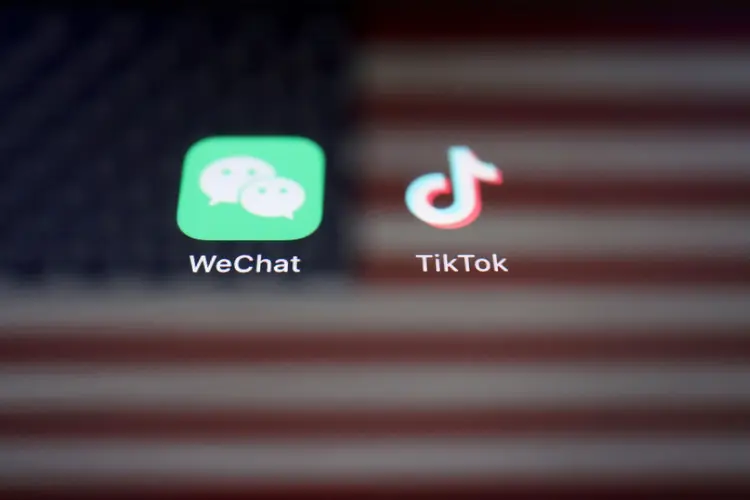 Logotipos do WeChat e do TikTok com imagem da bandeira dos EUA ao fundo. REUTERS/Florence Lo (Florence Lo/Reuters)