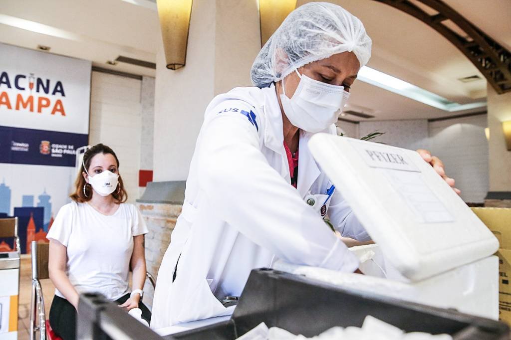 Vacinação contra covid-19 é retomada hoje na cidade de São Paulo