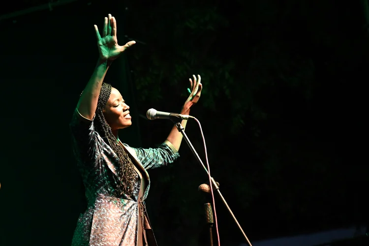 Cantora Awa Ly se apresenta durante festival de jazz de Saint Louis, no Senegal
18/062021 REUTERS/Cooper Inveen (Cooper Inveen/Reuters)