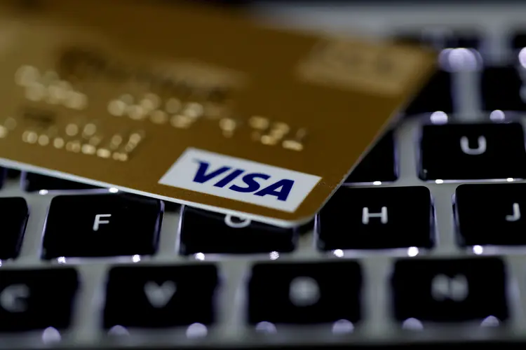 Cartao de crédito da Visa é visto sobre teclado de computador.  (Philippe Wojazer/Reuters)