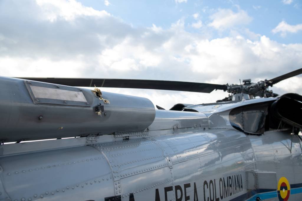 Tiros atingem helicóptero em que viajava presidente da Colômbia