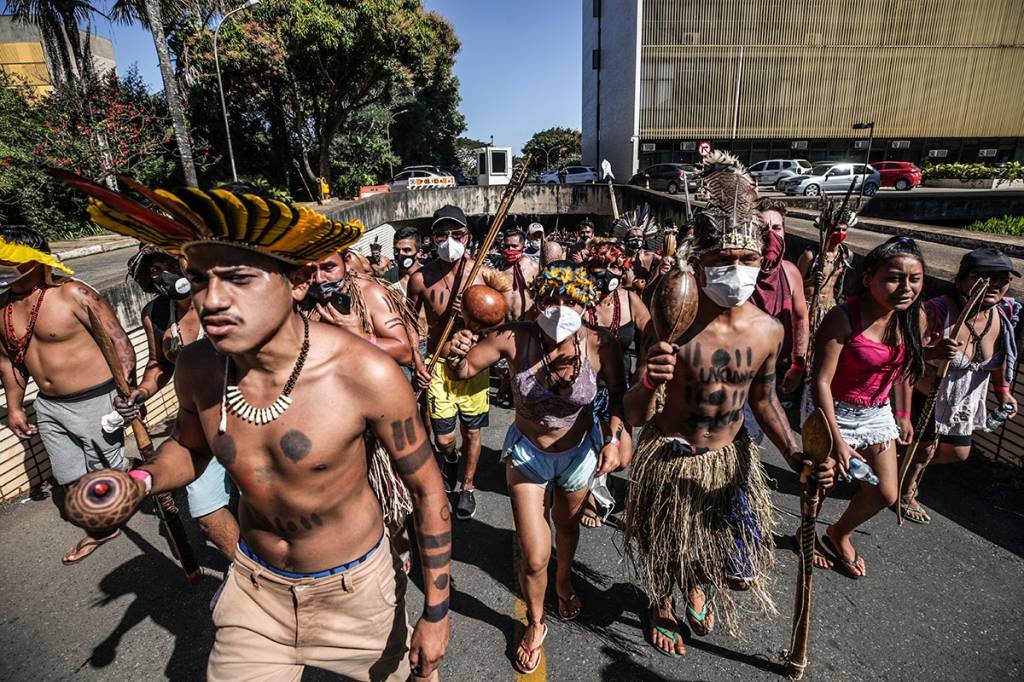 Indígenas de várias etnias protestam em Brasília contra projeto de demarcação de terras, em junho (Henry Romero/Reuters)