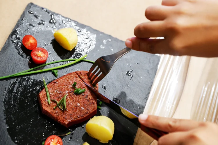 "Bife" produzido por impressora 3D da Novameat. (Albert Gea/Reuters)