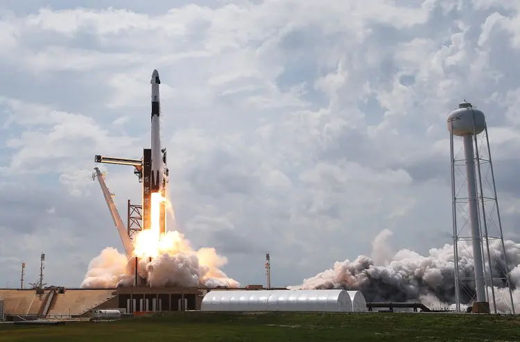 O foguete SpaceX Falcon 9 com a nave tripulada Crew Dragon anexada decola da plataforma de lançamento 39A no Kennedy Space Center em Cape Canaveral, na Florida. (Joe Raedle/Getty Images)