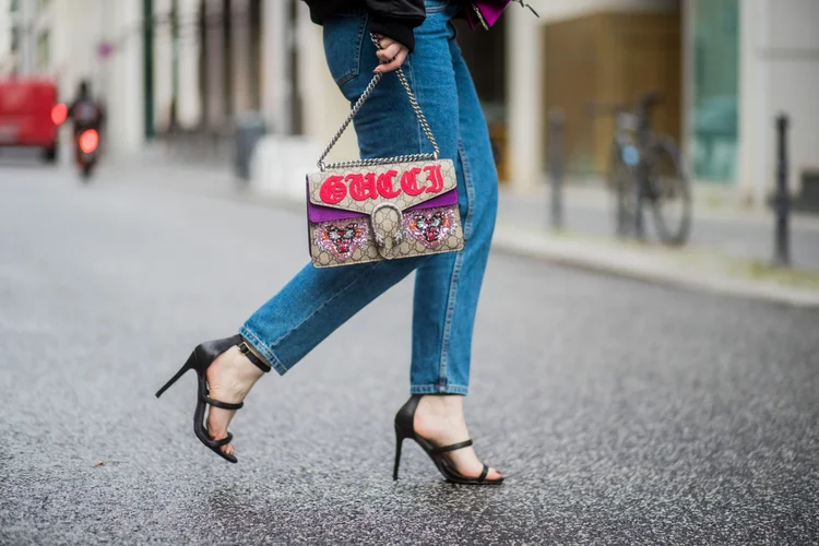 A blogueira de moda Maria Barteczko com uma bolsa Gucci Dionysus bordada. (Christian Vierig/Getty Images/Bloomberg)