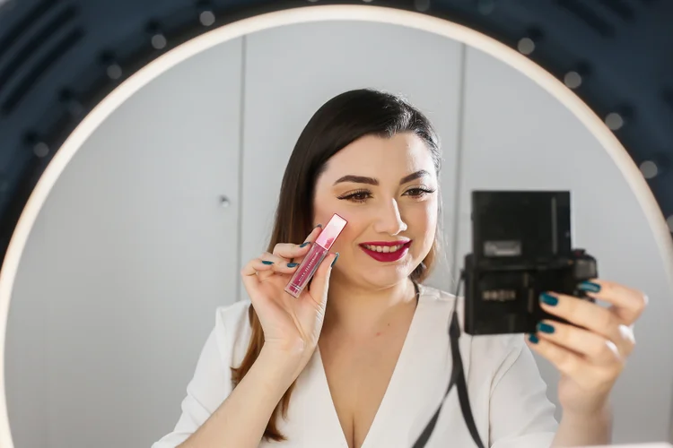 Gabriela Bordin, influencer na área de maquiagem e beleza: Youtuber fez curso sobre empreendedorismo (Flávio Florido / Ricardo Yoithi Matsukawa/Jornal de Negócios do Sebrae/SP)
