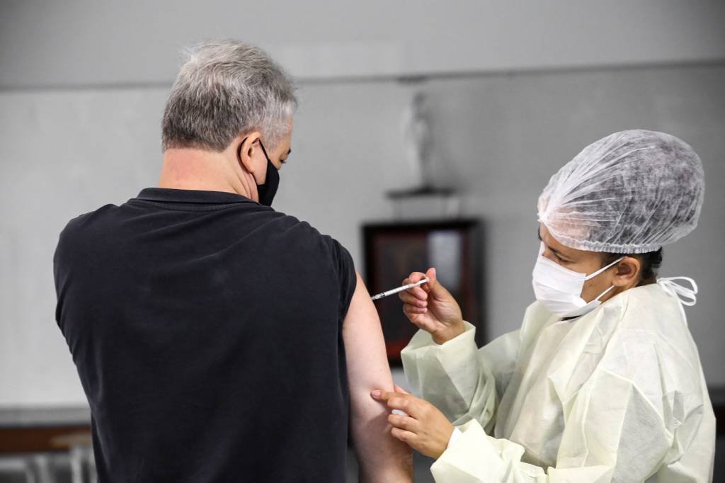 Vacina está esgotada em 30% dos postos de vacinação contra covid-19 em SP