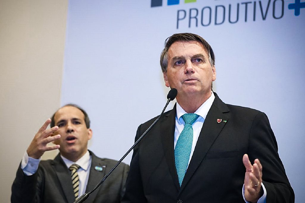 Bolsonaro anuncia redução de 4 centavos no PIS/Cofins do diesel