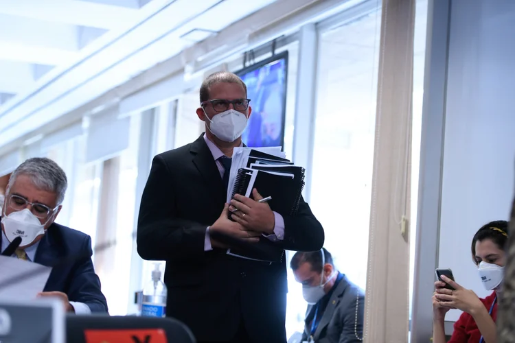 Depoente Pedro Hallal,  epidemiologista, pesquisador e professor da Universidade Federal de Pelotas (Ufpel), chega à sala da CPI para o início da reunião.
 (Edilson Rodrigues/Agência Senado)