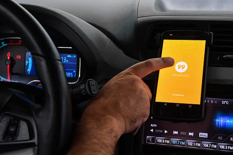 Motorista utiliza aplicativo da Didi, em São Paulo | Foto: Nelson Almeida/AFP/via Getty Images (NELSON ALMEIDA//AFP)