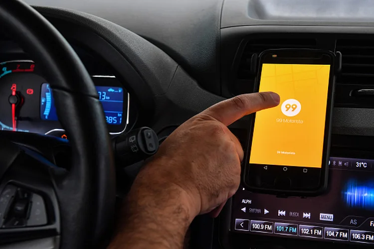 Motorista utiliza aplicativo da Didi, em São Paulo | Foto: Nelson Almeida/AFP/via Getty Images (NELSON ALMEIDA//AFP)