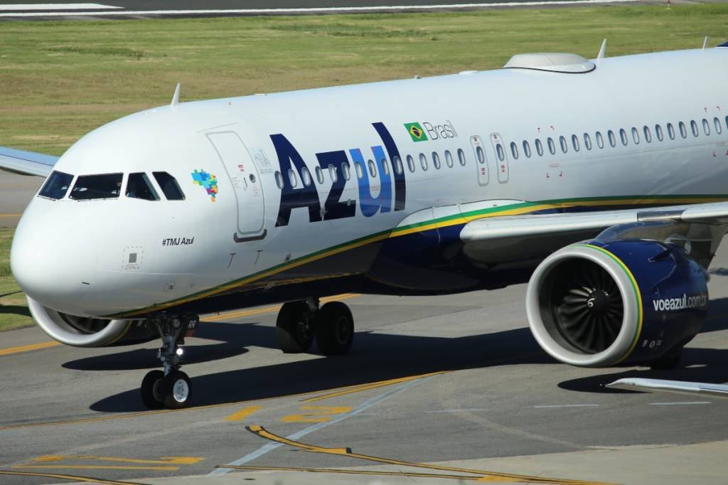Azul tem 10% dos voos afetados por covid e influenza entre funcionários