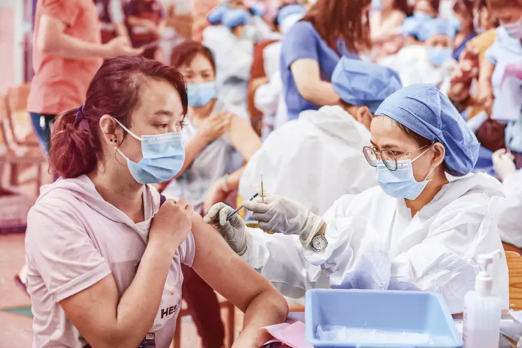 Posto de vacinação contra a covid-19 em Rongan, na província de Guangx, na China (STR/AFP/Getty Images)