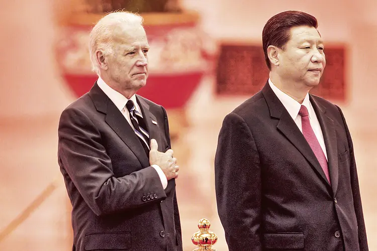 Encontro em 2011 do então vice-presidente dos Estados Unidos, Joe Biden, e do presidente chinês Xi Jinping: a tecnologia é o centro da disputa comercial e da dependência entre os dois países (Lintao Zhang/Getty Images)