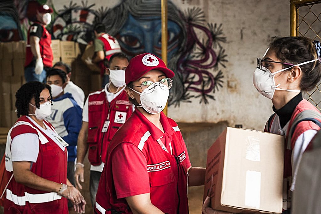 Serão distribuídos 350 kits de higiene pessoal para mulheres, além de máscaras (Cruz Vermelha São Paulo/Divulgação)