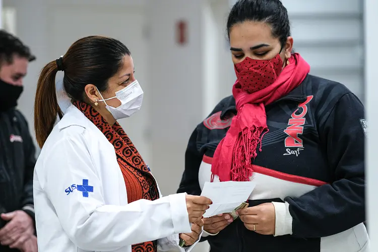 São Paulo: além da sobrecarga com o crescimento de casos do novo coronavírus e de influenza — que provoca o aumento da procura pelos serviços de saúde —, os profissionais de saúde também estão adoecendo (Eduardo Frazão/Exame)