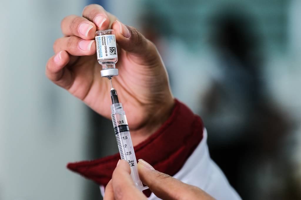 Rio recebe novo lote de vacinas e retomará vacinação nesta quarta