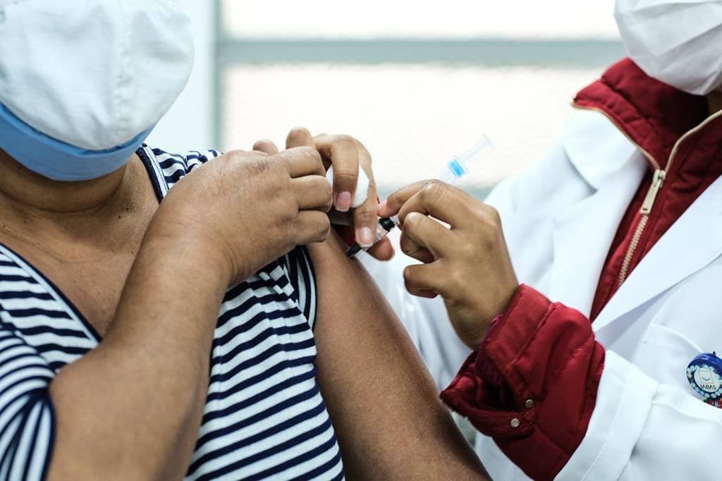Brasileiro quer se vacinar, mas o ritmo de vacinação anda lento (Exame/Eduardo Frazão)