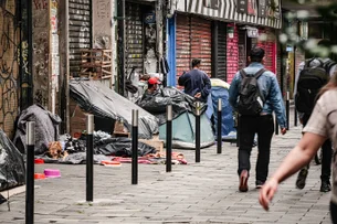 Censo 2022: 160 mil pessoas vivem em barracas, carros, comércios ou em moradias improvisadas na rua