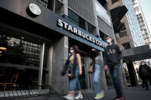 Como é o processo para a empresa dona do Burger King concluir compra da Starbucks?