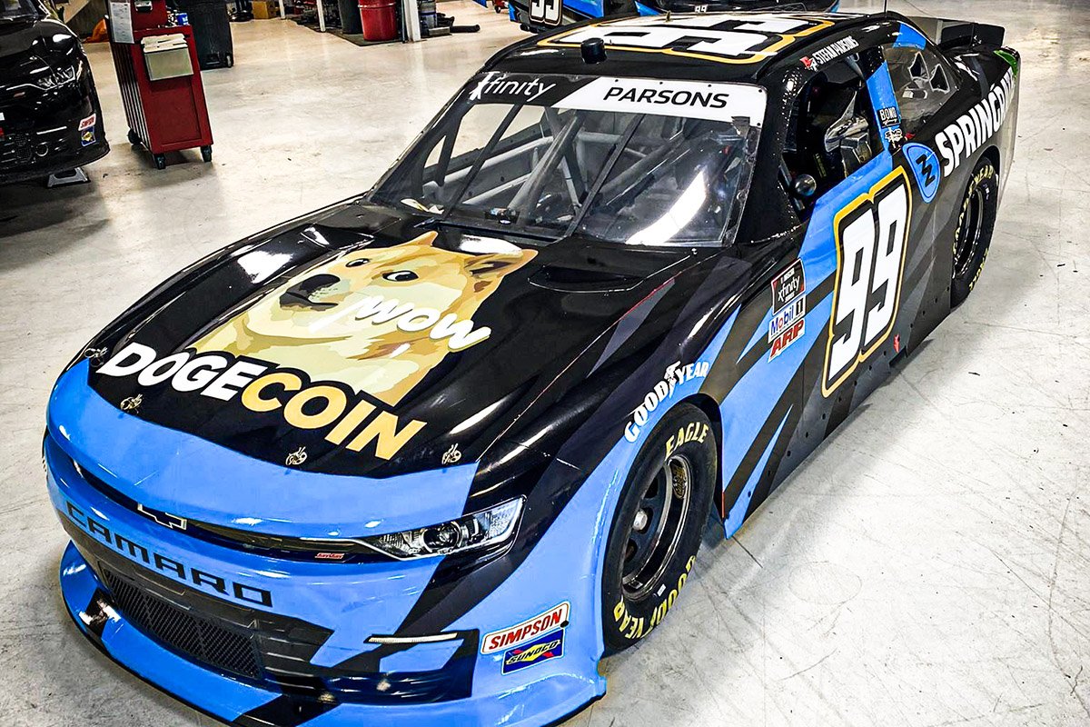 Carro da Dogecoin bate, termina em último na NASCAR e criptomoeda despenca