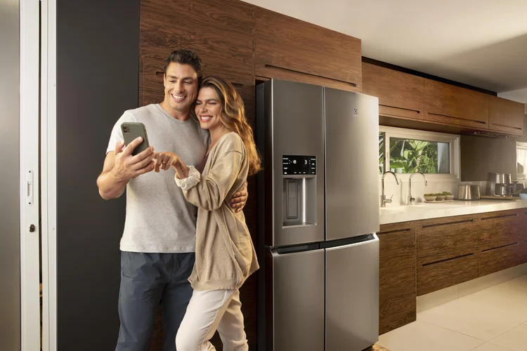 Cauã Reymond e Mariana Goldfarb em nova campanha da Electrolux (Electrolux/Divulgação)