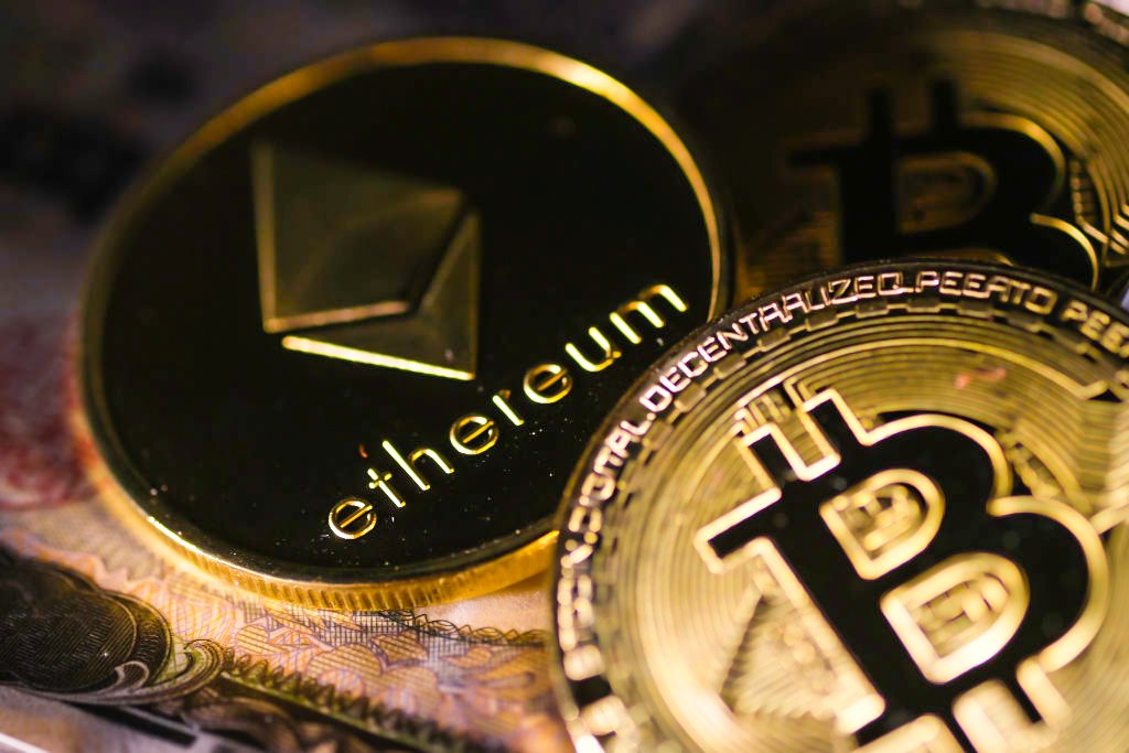 Bitcoin e ether são as duas maiores criptomoedas do mundo (Yuriko Nakao/Getty Images)