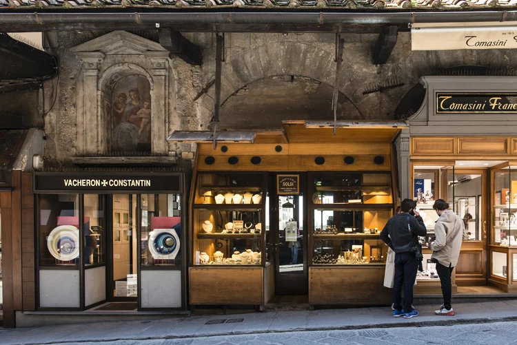 Relógios e joalherias ao longo da Ponte Vecchio em Florença, Itália. (Susan Wright/The New York Times)