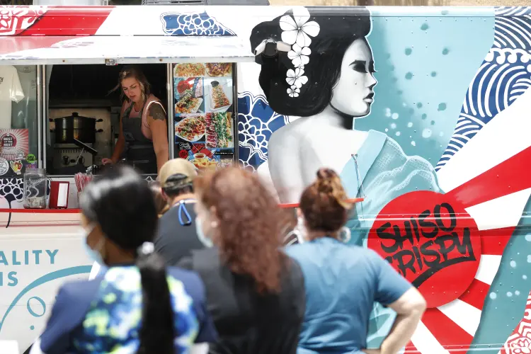 Clientes fazem fila no food truck Shiso Crispy em Bay Pines, Flórida: food trucks viraram alternativa diante do fechamento de bares e restaurantes (Octavio Jones/The New York Times)
