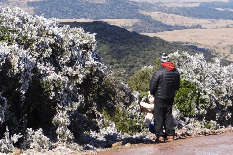 Chuva congelada e neve no Morro das Torres, em Urupema (SC), em junho.  (MARILIA SUTIL/FUTURA PRESS/Estadão Conteúdo)